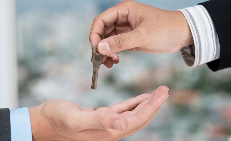 How to Compete in the Lake Home Market Without Cash