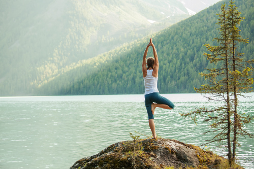 Lady doing yoga at a clean lake