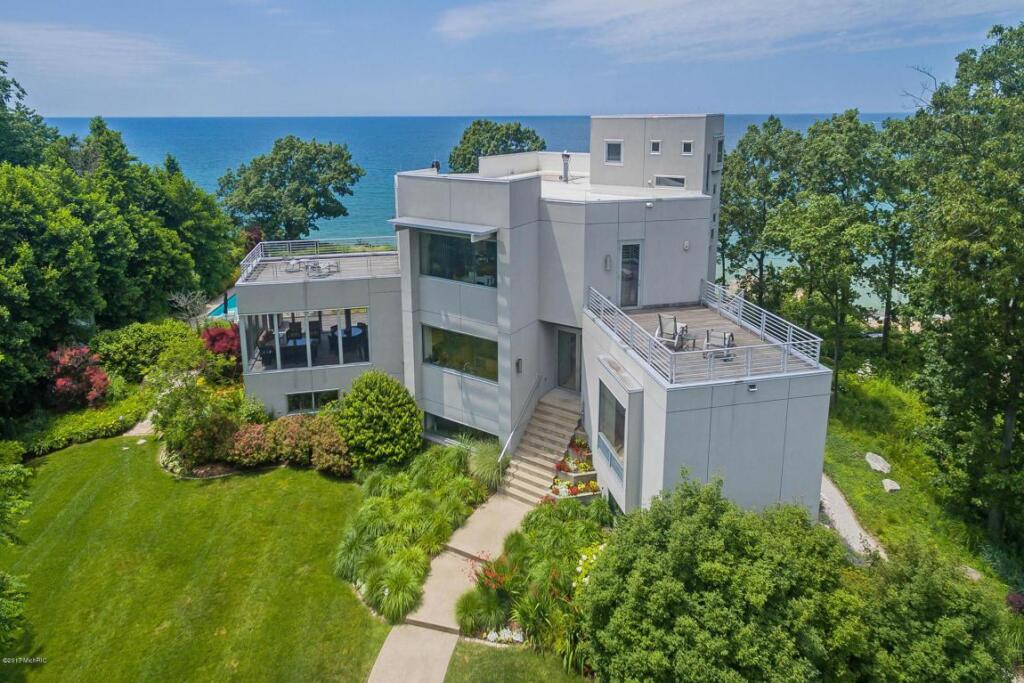 The Most Luxurious Homes on Lake Michigan