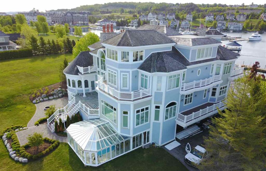 The most luxurious homes on lake michigan