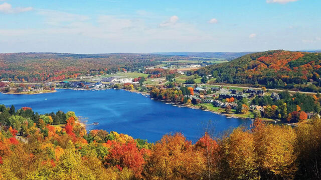 Top 5 Lake Areas to View the Best Fall Foliage