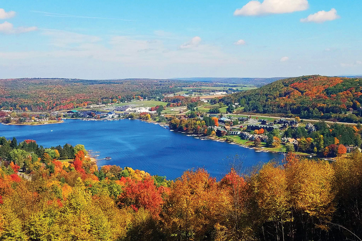 Top%205%20Lake%20Areas%20to%20View%20the%20Best%20Fall%20Foliage