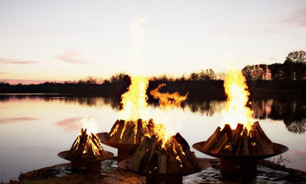 What’s in a Flame: The Latest Trends in Outdoor Fire Pits for Lake Houses