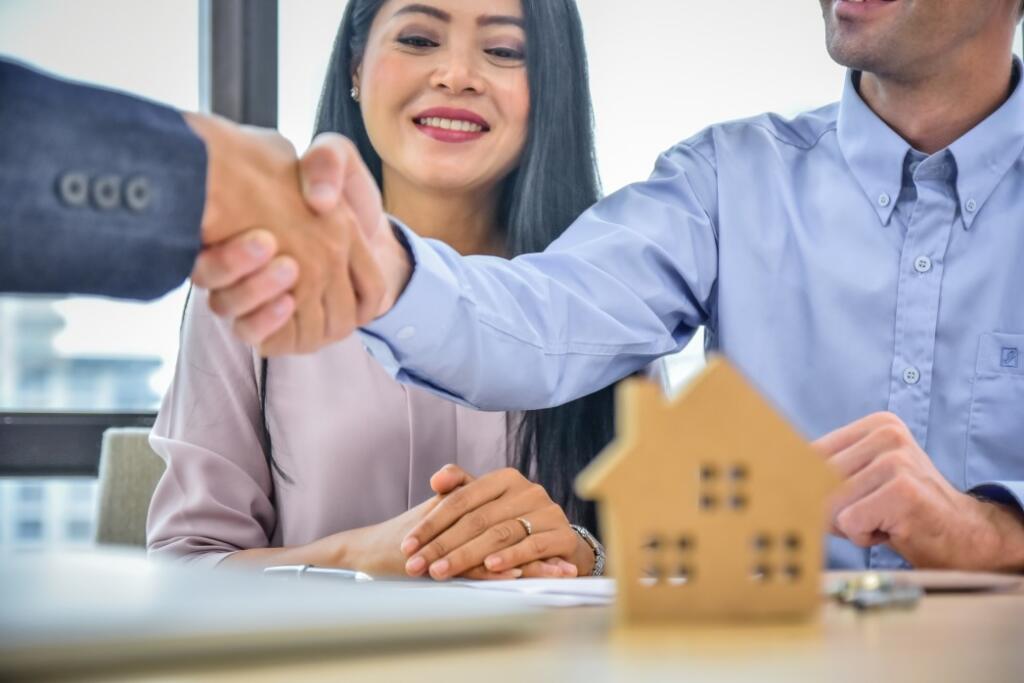 FSBO home buyers shaking hands