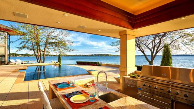 Lakeside Living: The Essential Outdoor Kitchen