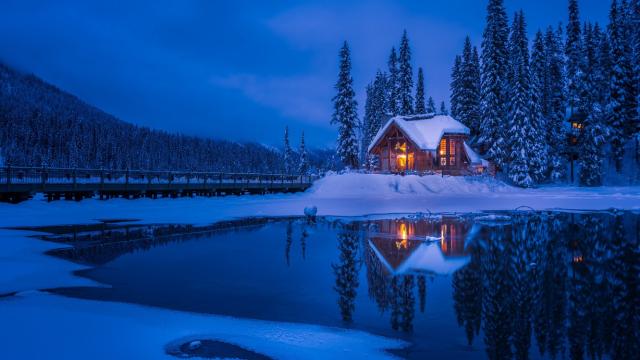 2022 Winter Oasis: Inspiring Roundup of Dreamy Winter Lake Homes