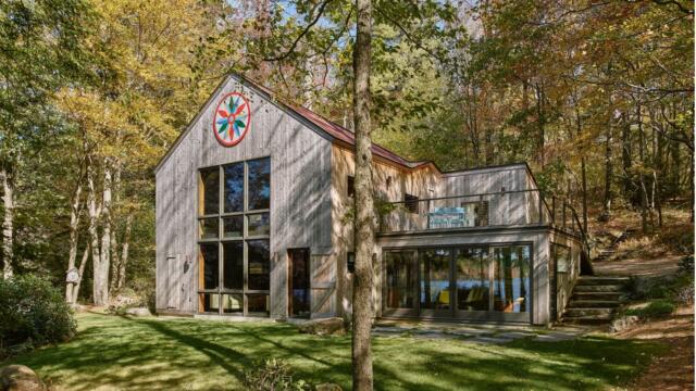Mid-Century Modern Mystique: A Lakeside Cabin in New Hampshire’s Monadnock Region