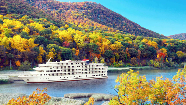 Autumn Splendor: Fall Foliage Boat Cruises