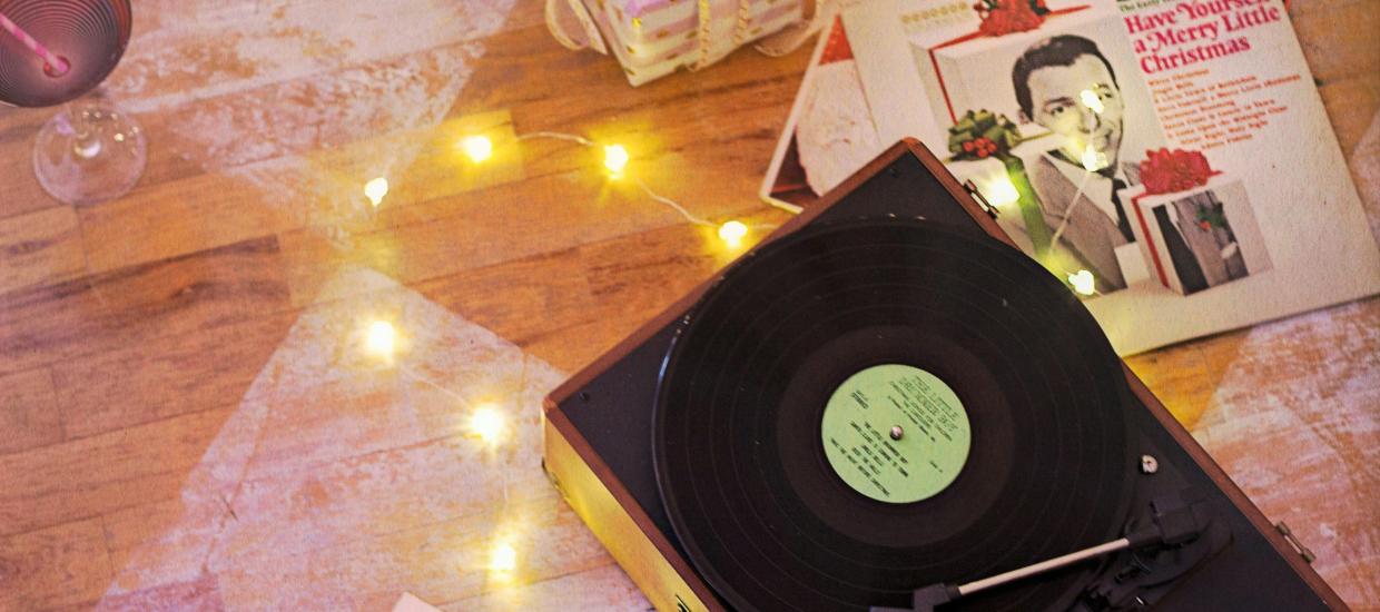 Classic Christmas Cheer at the Lake – Oldies Playlist