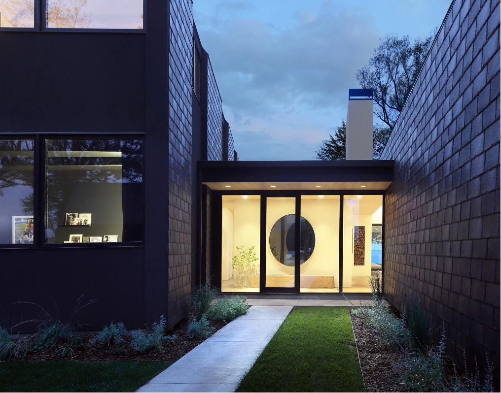 Bruns aptly named the property the “Woven House” due to the central vestibule that gracefully connects the two massive gabled forms of the home.