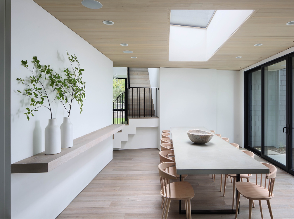 Spare and simple in its design, the dining room invites the natural scenery outside to become the focus of the décor. A skylight overhead provides shifting sunlight throughout the day, giving the space an ever-changing mood and ambiance.