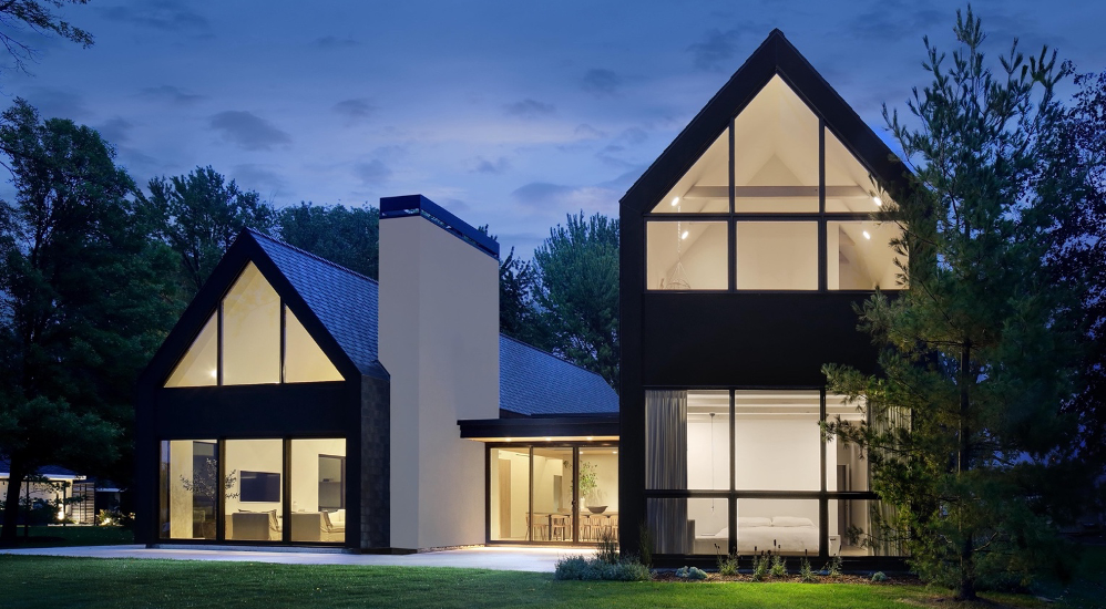 Beacon of Beauty: Poised elegantly on the shores of Wisconsin’s Lake Winnebago, this dynamic family dwelling is entirely clad in synthetic slate tiles made from recycled rubber.