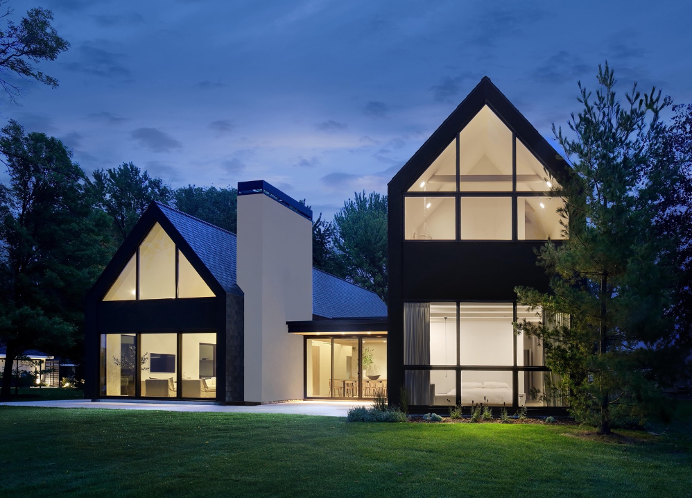 Designed by Milwaukee-based architect Stephen Bruns, founder of Bruns Architecture, grassy swath of lakefront property in Pukwana Beach, Wisconsin, on the shores of Lake Winnebago.