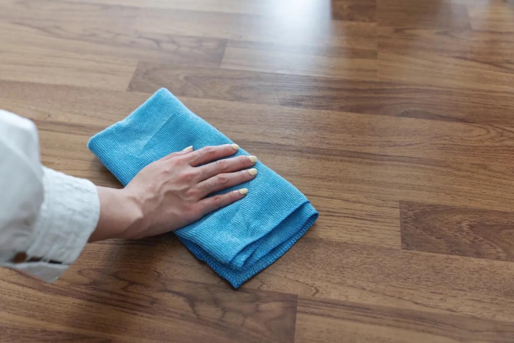 micro-fiber cloth cleaning laminate flooring
