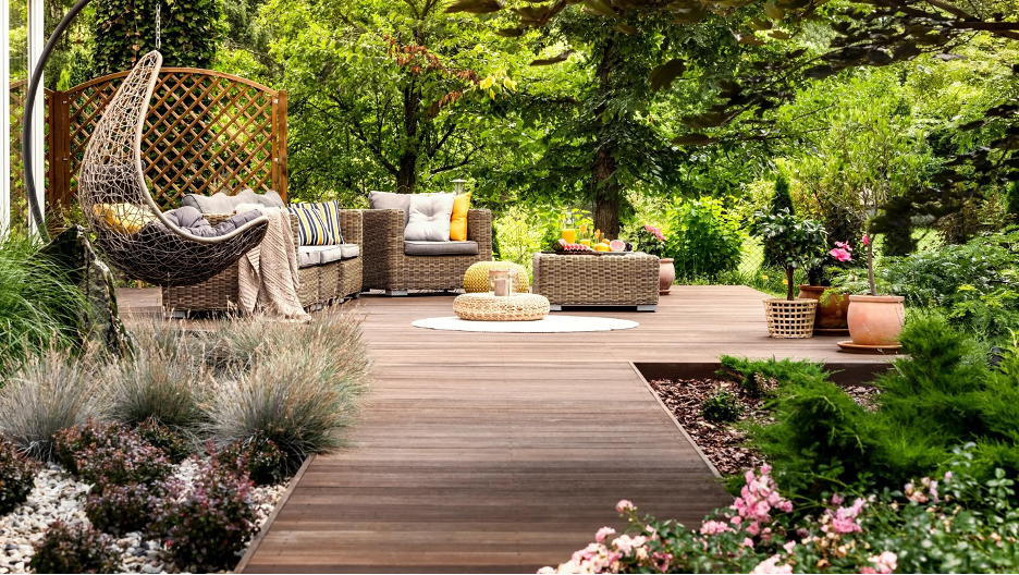Small Backyard design for a grand effect at your lake home
